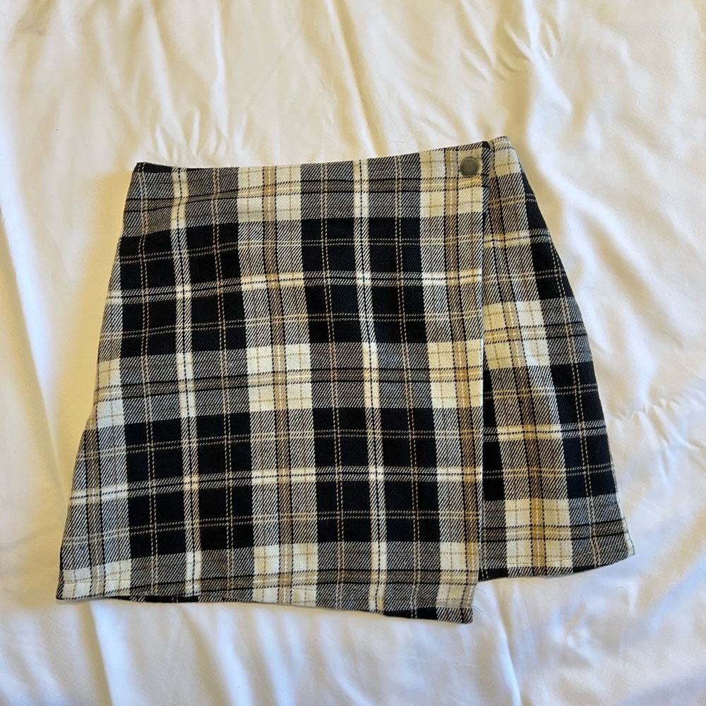 Black and white plaid mini skirt & zipper on the side #plaidmini #blackandwhite